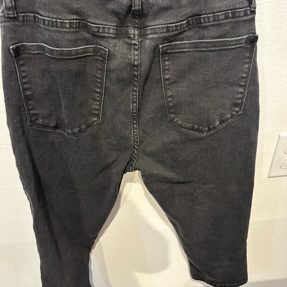 Judy Blue Black Capri - Picture 1 of 8
